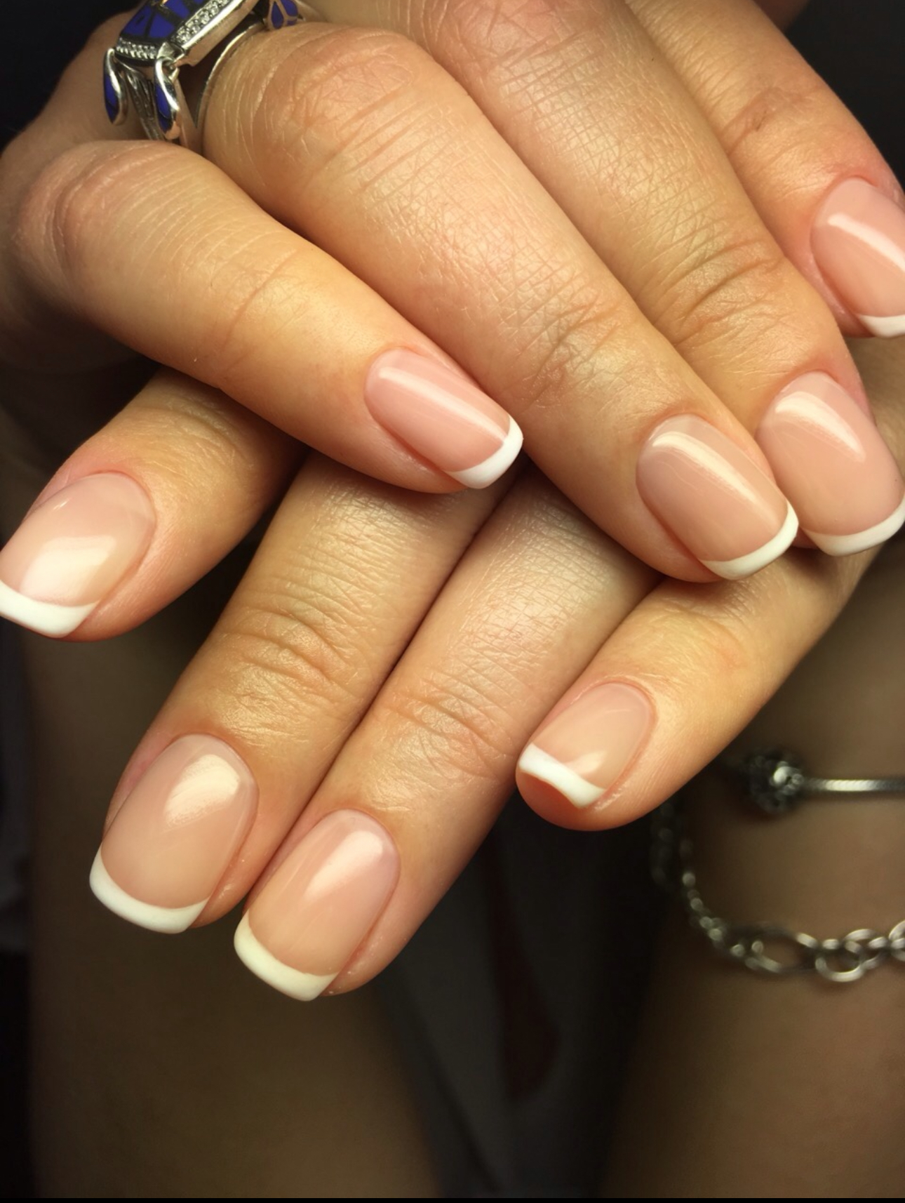 Franse manicure op natuurlijke, vierkant gevijlde nagels
