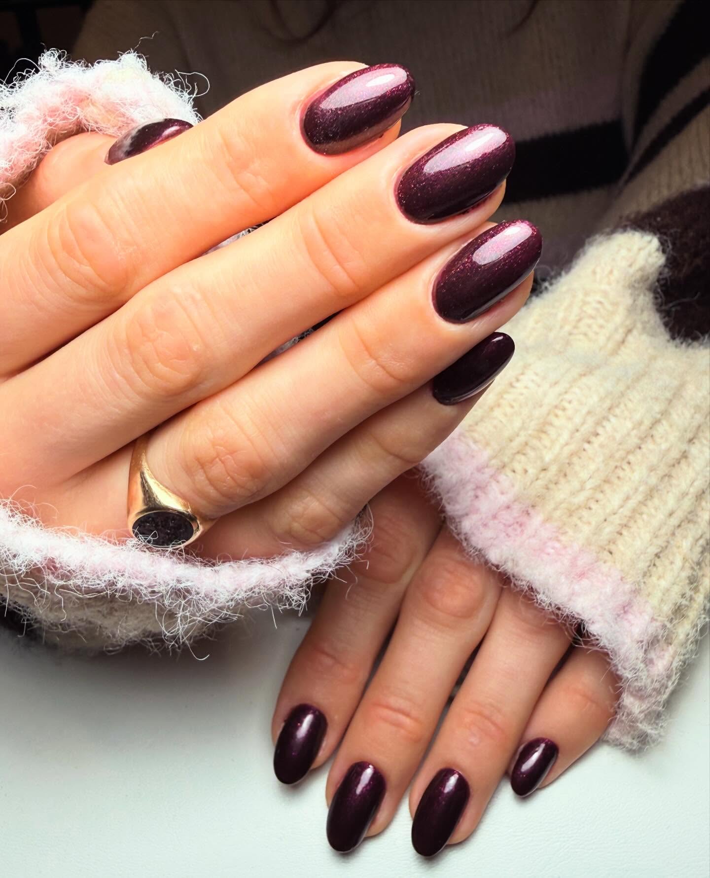 Aubergine met glans op amandelnagels