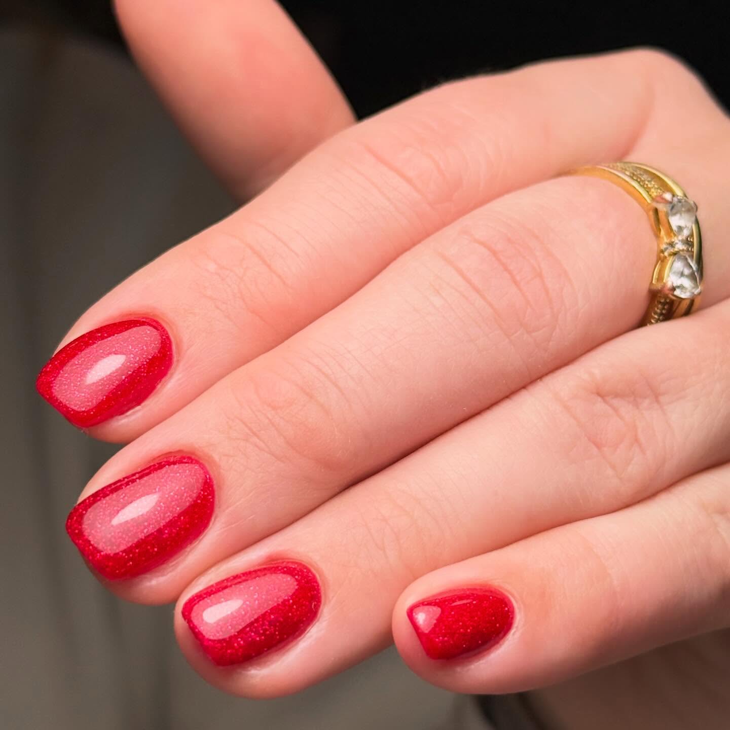 Rode glitter op korte nagels, met een gouden ring