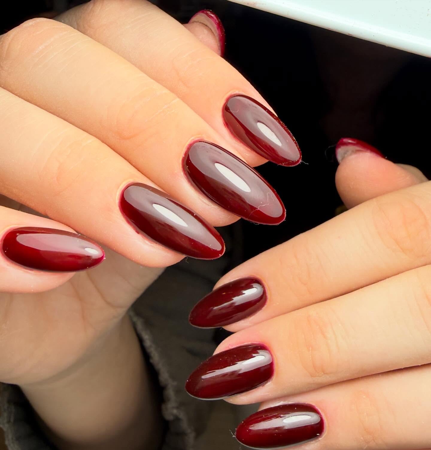 Diep bordeaux op lange amandelnagels