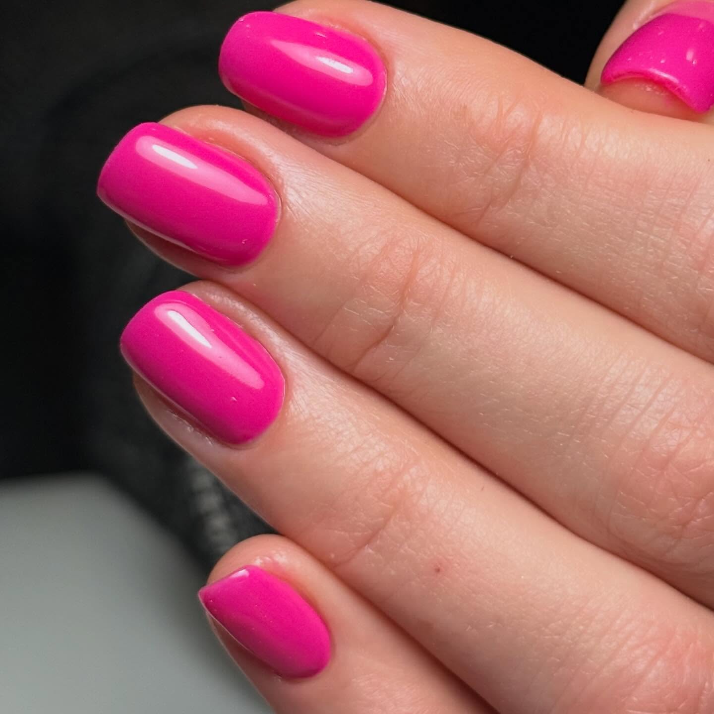 Fuchsia op korte vierkante nagels