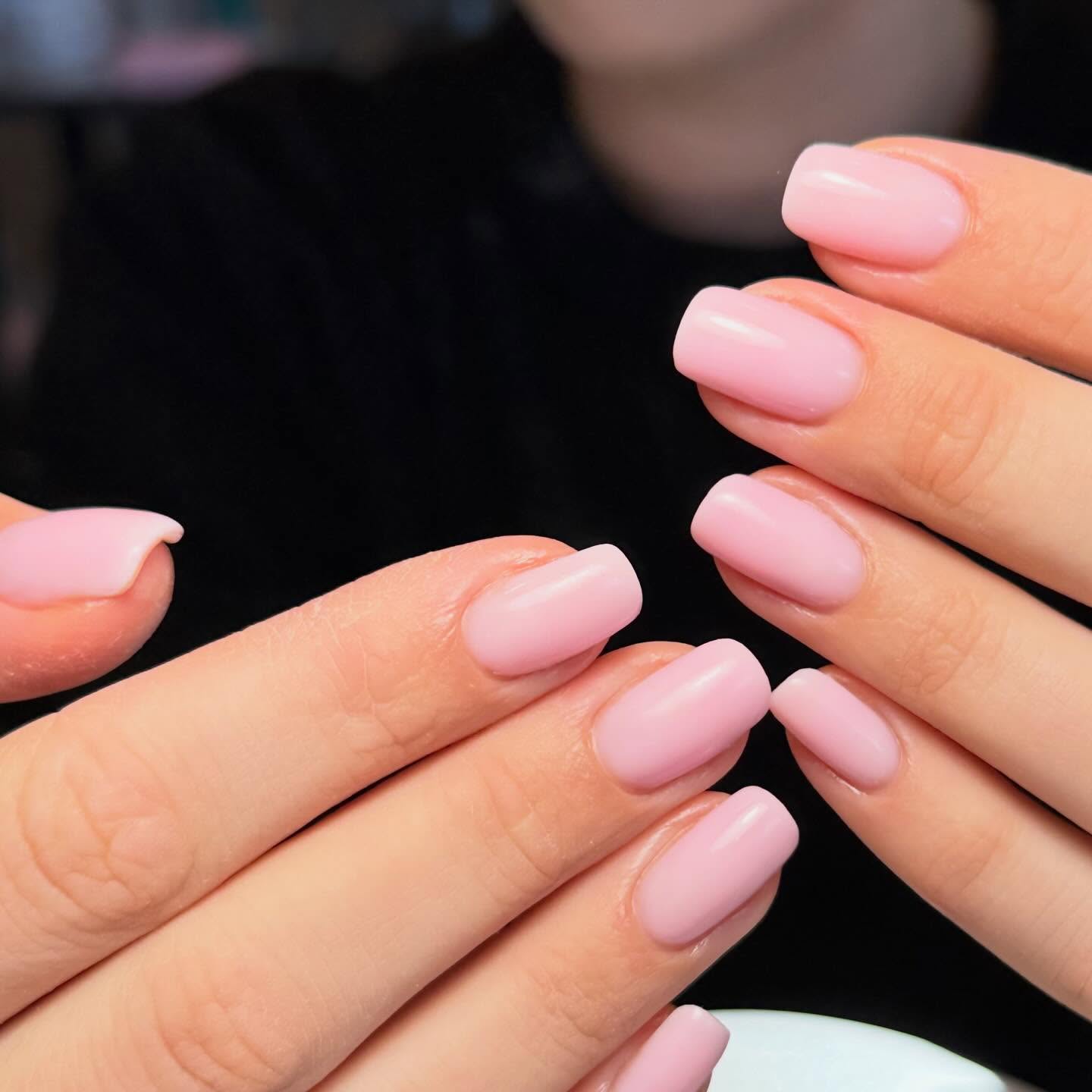 Lichtroze nagels in een zachte ronde vorm