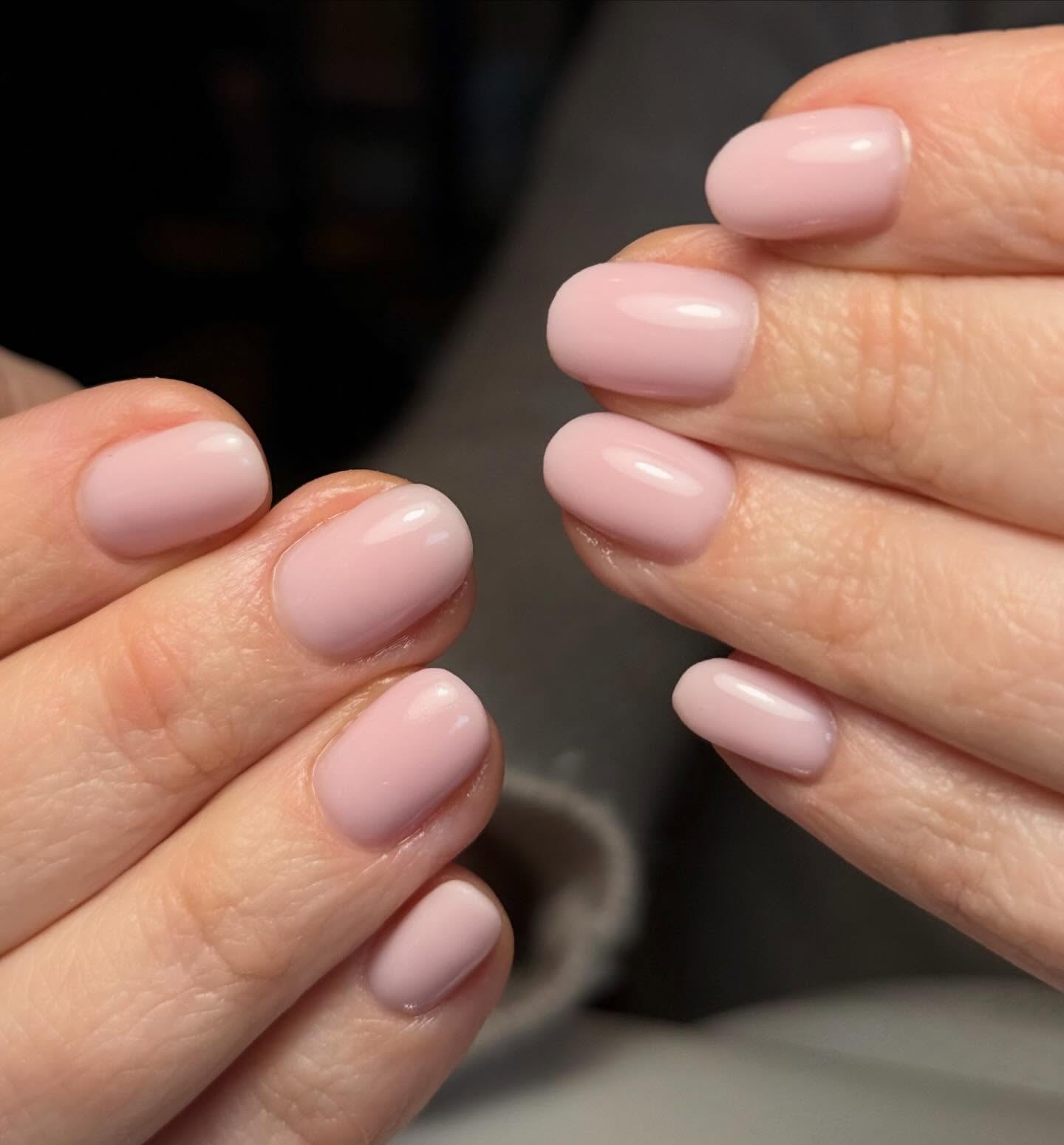 Nude roze nagels, kort en rond