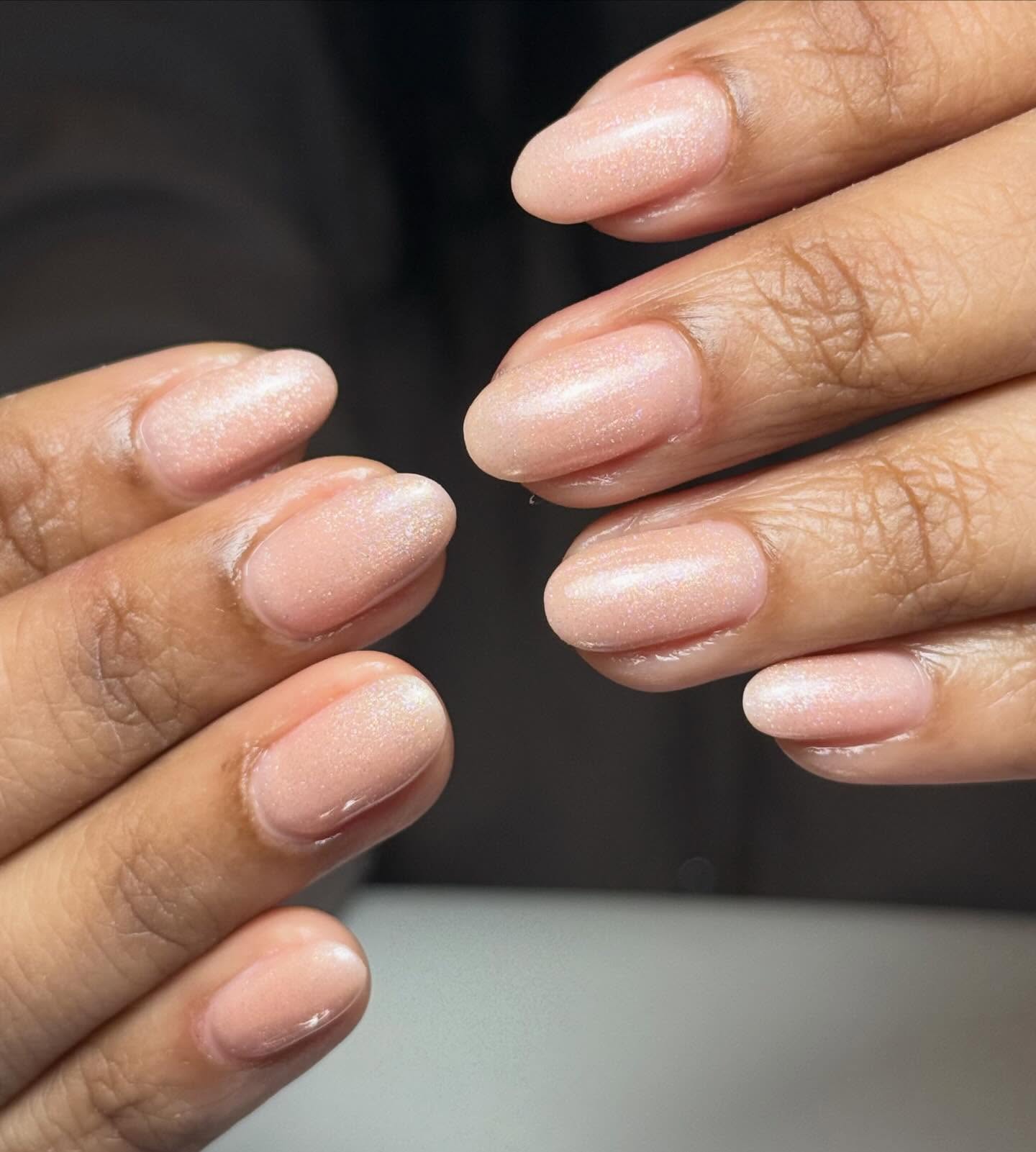 Parelmoer nude op amandelvormige nagels