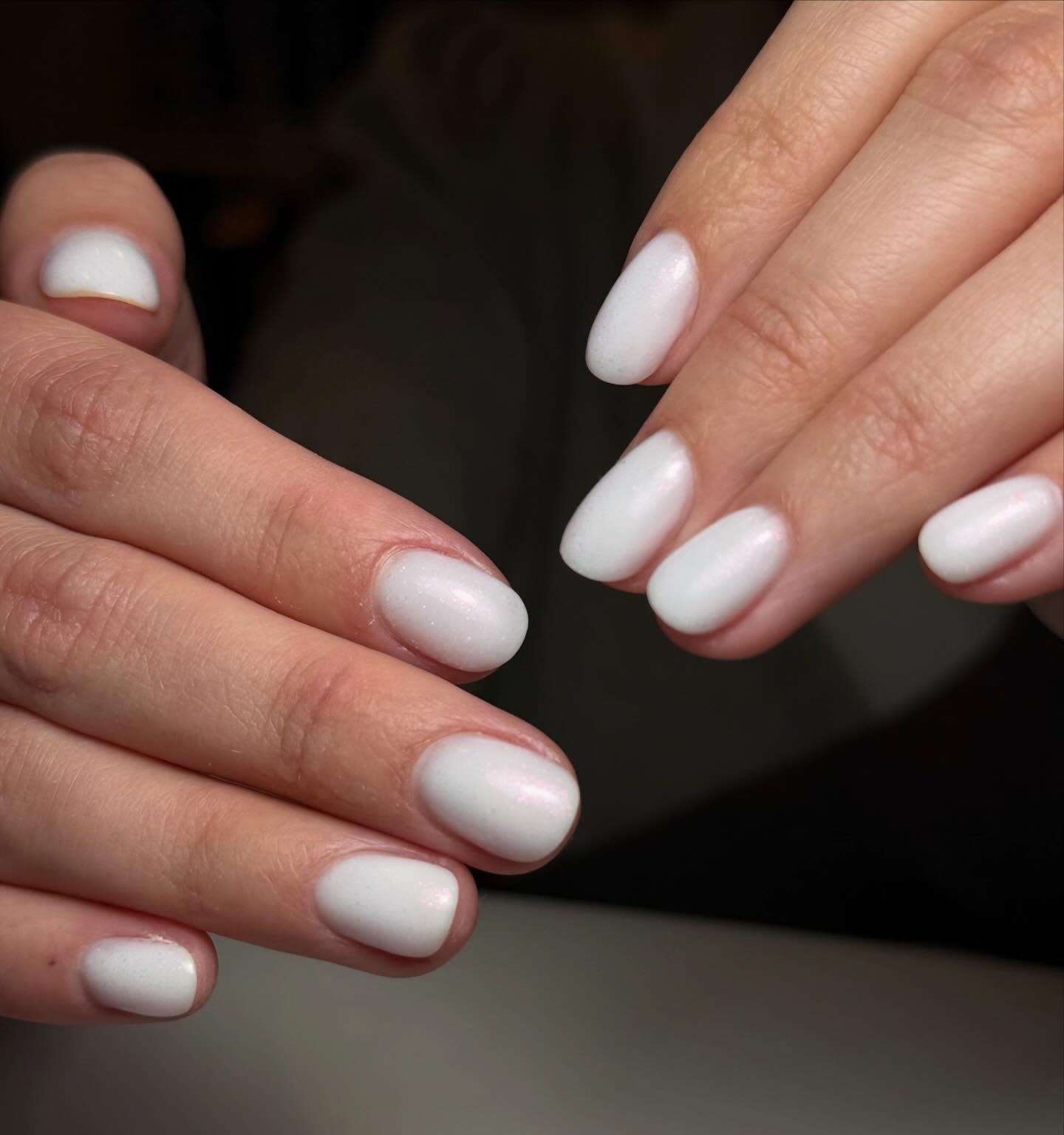 Melkwitte nagels in een zachte ovale vorm